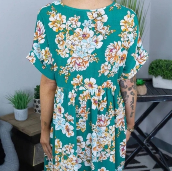 FLOWY KNEE LENGTH LIGHTWEIGHT FLORAL PRINT DRESS - Picture 2 of 3